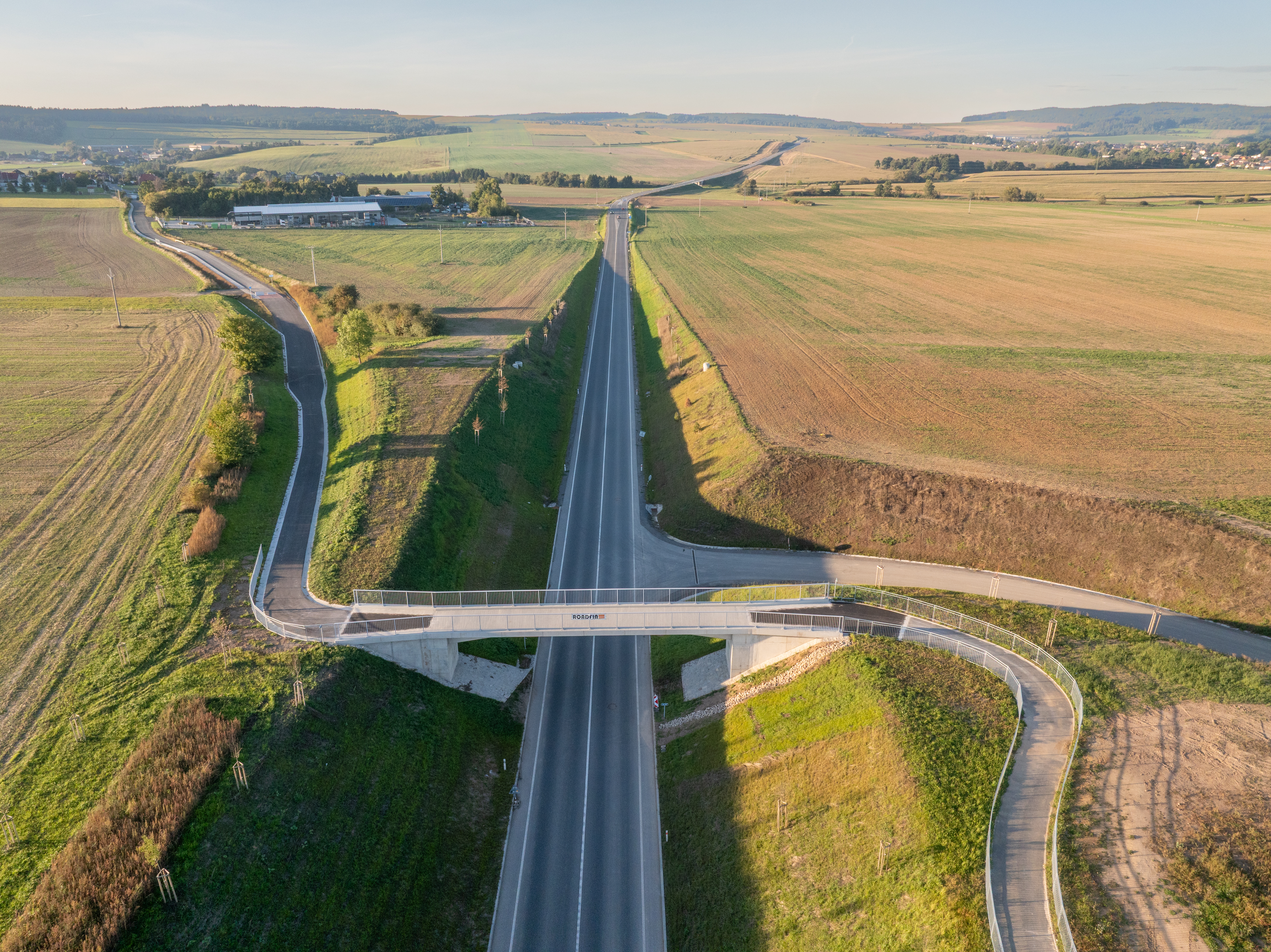 Napojení severního Rokycanska na dálnici D5 je v provozu díky podpoře z IROP. Stavba skončila s půlr